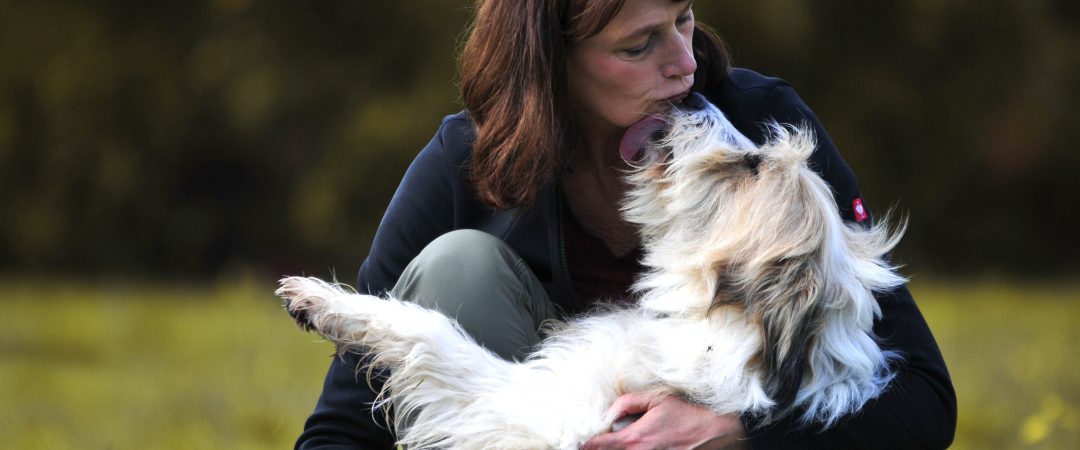 Frau umarmt Hund
